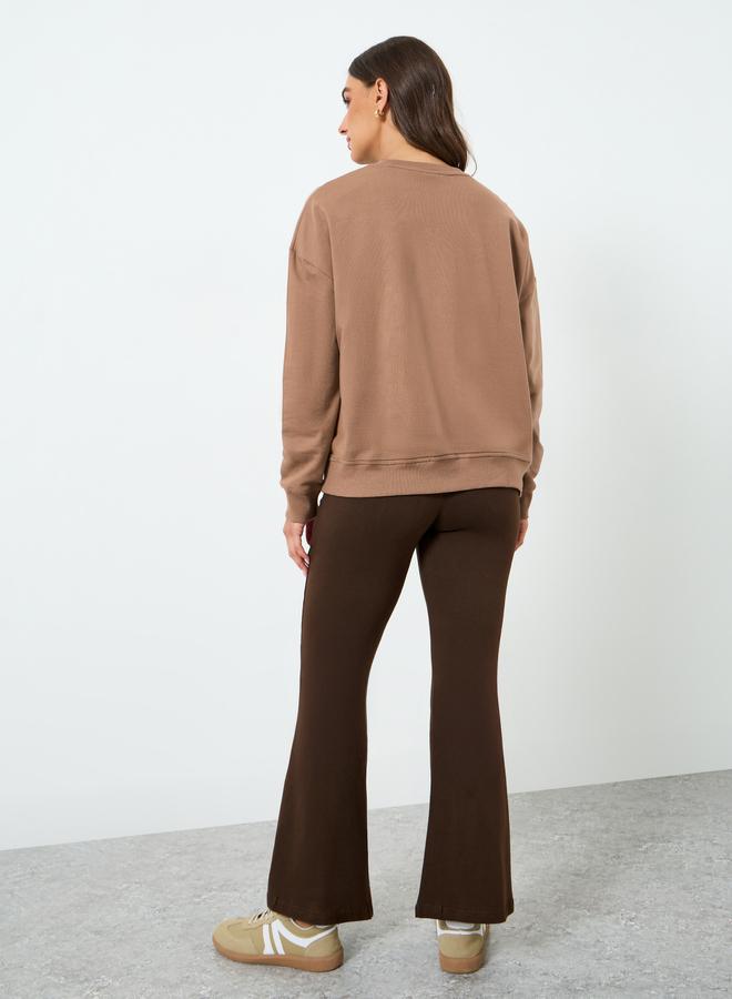 ستايلي طقم منسق من بنطال بأرجل واسعة وسويت شيرت بطبعة كتابة - Image 5